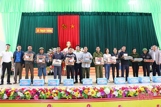 Ca sỹ Bảo Thy và các tổ chức thiện nguyện trao quà cho người dân Hà Tĩnh