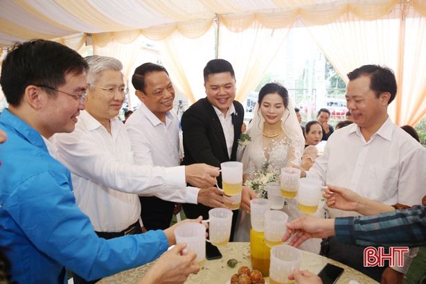 Cặp đôi trẻ ở Hà Tĩnh cưới “văn minh tiết kiệm”