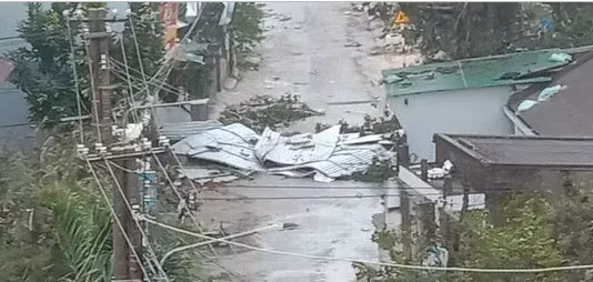 Video: Mái tôn bay như lá, sóng biển dâng cuồn cuộn ở Quảng Ngãi