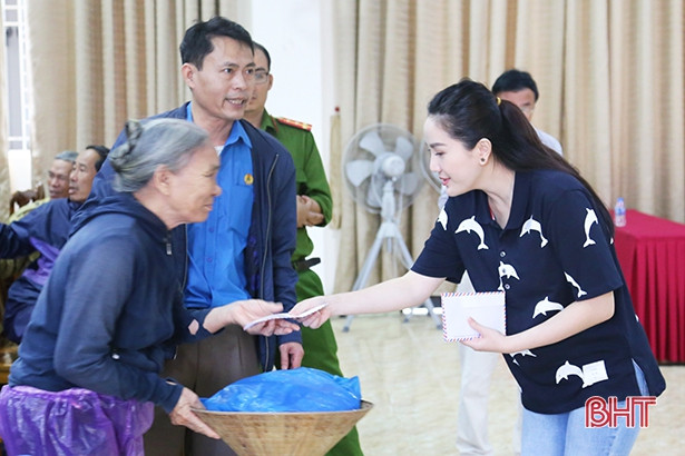 Ca sỹ Bảo Thy và các tổ chức thiện nguyện trao quà cho người dân Hà Tĩnh