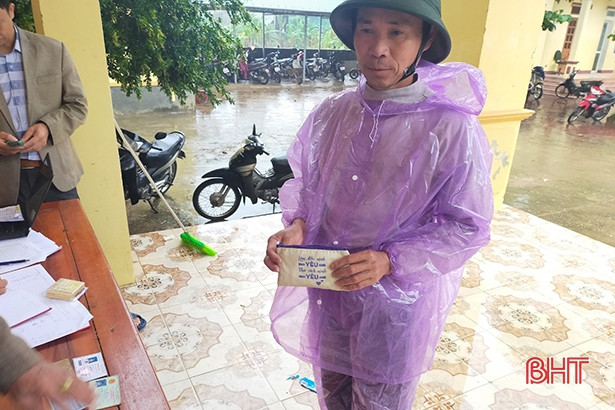Người dân vùng lũ Hà Tĩnh tìm người bỏ quên tài sản giá trị trong đồ cứu trợ