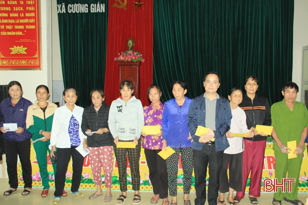 240 triệu đồng hỗ trợ các gia đình Nghi Xuân có hoàn cảnh khó khăn 