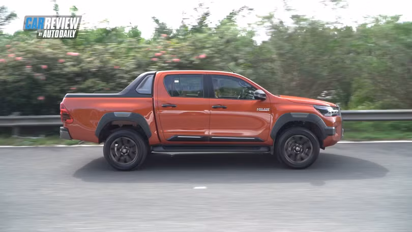 Toyota Hilux 2020: Cá tính hơn, tiện nghi hơn, thách thức Ford Ranger
