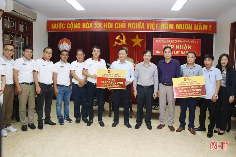 Ban Tổ chức Giải xe đạp VTV Cup, các doanh nghiệp trao hỗ trợ đồng bào vùng lũ Hà Tĩnh