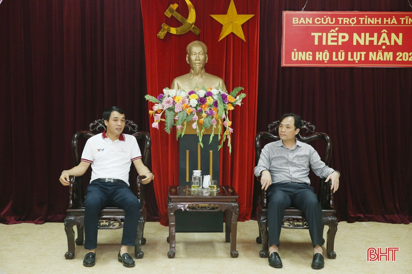 Ban Tổ chức Giải xe đạp VTV Cup, các doanh nghiệp trao hỗ trợ đồng bào vùng lũ Hà Tĩnh