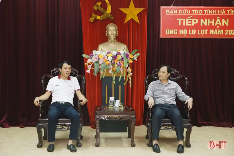 Ban Tổ chức Giải xe đạp VTV Cup, các doanh nghiệp trao hỗ trợ đồng bào vùng lũ Hà Tĩnh