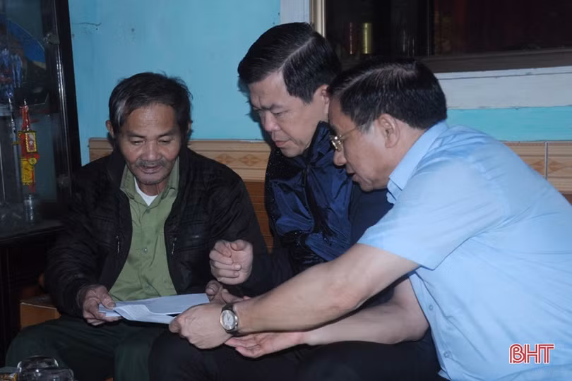 Phó Trưởng ban Dân vận Trung ương thăm hỏi đồng bào vùng lũ Hà Tĩnh