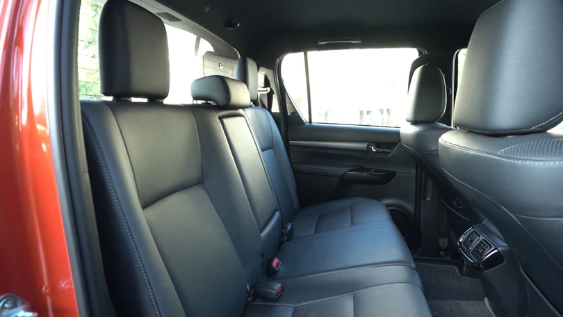 Toyota Hilux 2020: Cá tính hơn, tiện nghi hơn, thách thức Ford Ranger