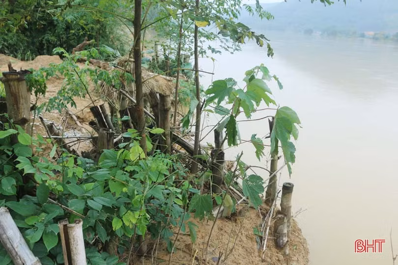 Người dân huyện miền núi Hà Tĩnh sống bất an bên... miệng “hà bá”