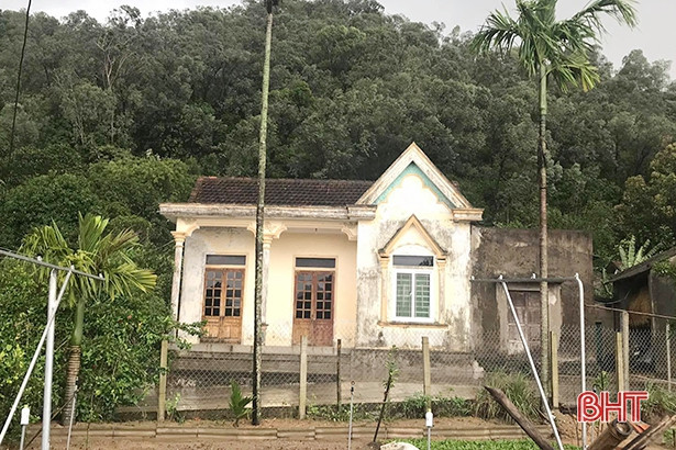 Mưa lớn và lốc xoáy gây sạt lở hàng trăm m<sup>3</sup> đất, tốc mái 9 nhà dân ở Nghi Xuân