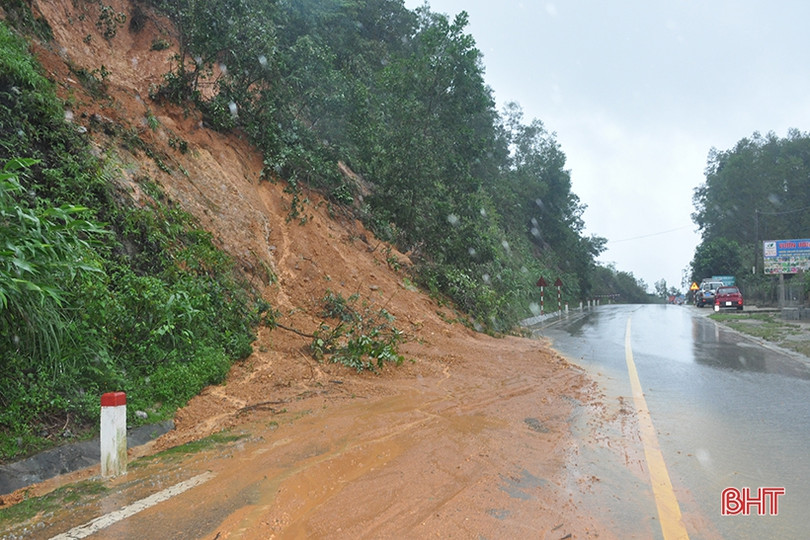 Toàn cảnh sạt lở đất khiến Quốc lộ 15A đoạn qua Hương Khê tê liệt
