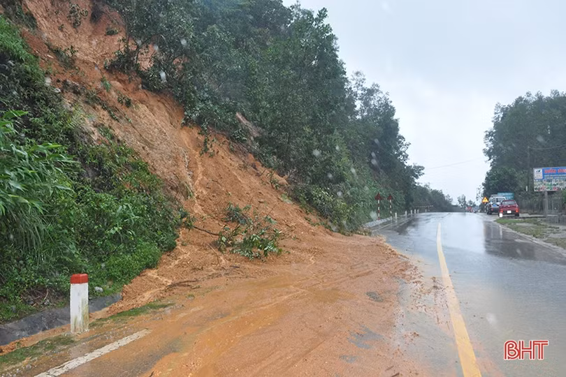 Toàn cảnh sạt lở đất khiến Quốc lộ 15A đoạn qua Hương Khê tê liệt