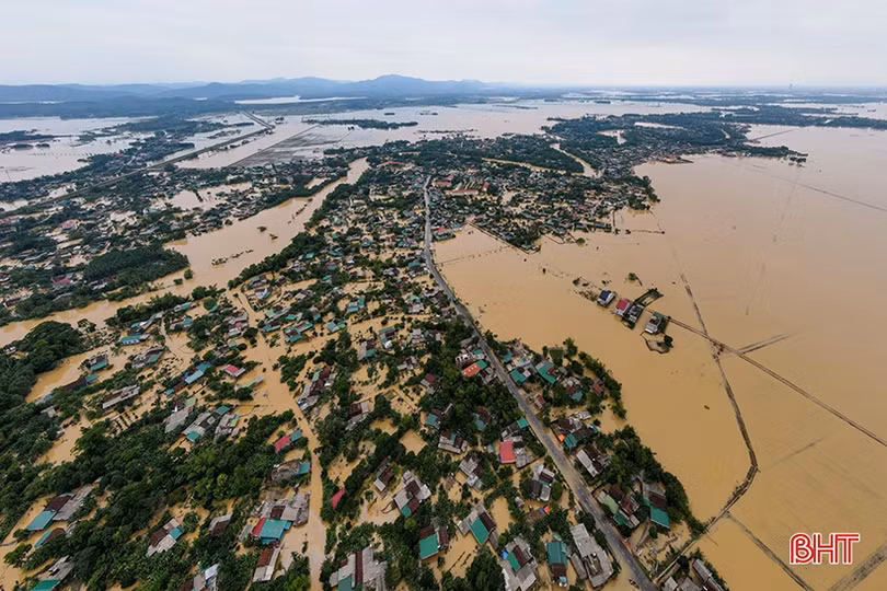 Người dân Hà Tĩnh chung sức, đồng lòng vượt qua lũ dữ