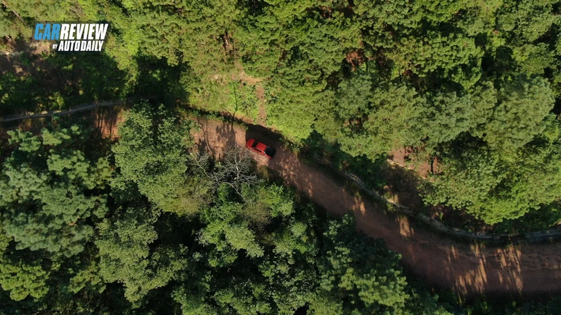 Toyota Hilux 2020: Cá tính hơn, tiện nghi hơn, thách thức Ford Ranger