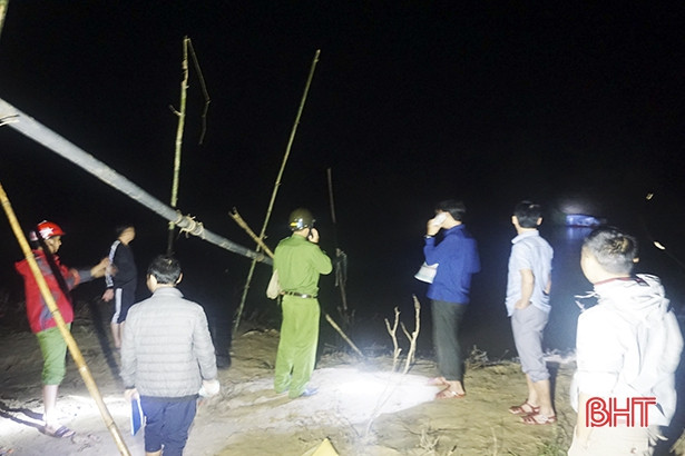 Sà lan khai thác cát trái phép trên sông Ngàn Sâu “bỏ chạy” khi bị phát hiện