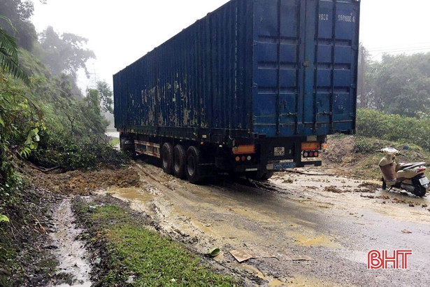 Kịp thời giải phóng cây đổ, QL 8A thông tuyến trở lại