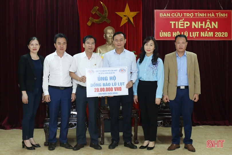 Bộ Tư pháp, các doanh nghiệp chia sẻ khó khăn với bà con vùng lũ Hà Tĩnh