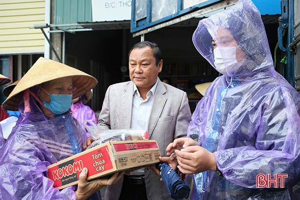 Ca sỹ Bảo Thy và các tổ chức thiện nguyện trao quà cho người dân Hà Tĩnh