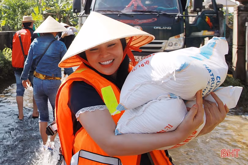 “Sao Mai” Trần Thụy Miên lội nước trao quà hỗ trợ lũ lụt ở quê nhà Hà Tĩnh