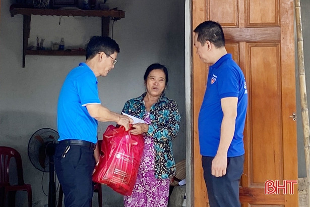 Công đoàn - Đoàn Thanh niên Agribank Hà Tĩnh hỗ trợ 150 triệu đồng giúp đồng bào lũ lụt