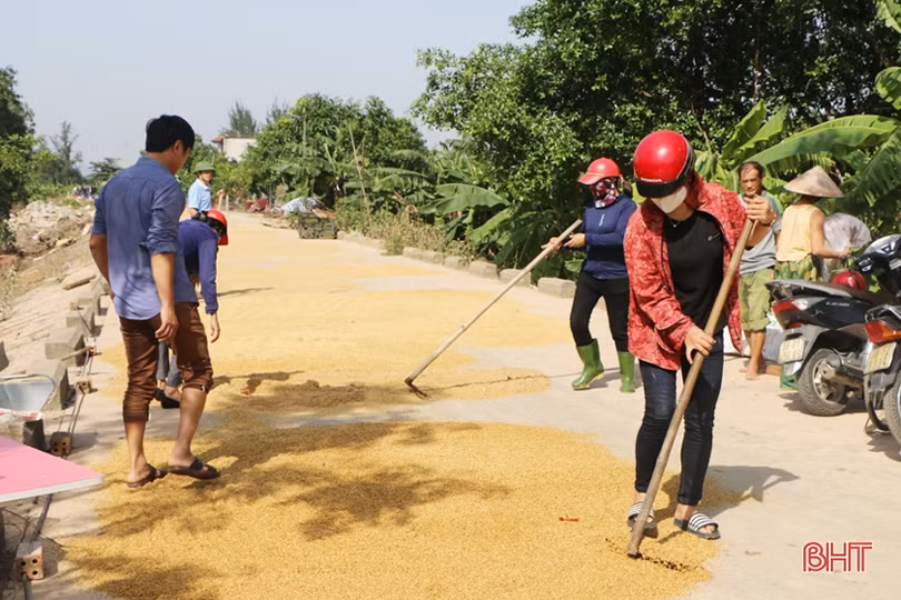 Người dân Hà Tĩnh chung sức, đồng lòng vượt qua lũ dữ