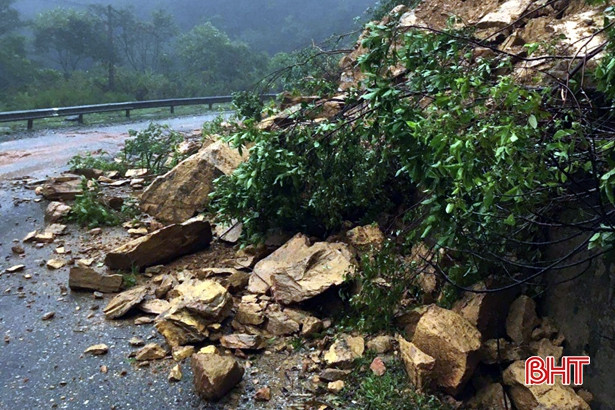 Kịp thời giải phóng cây đổ, QL 8A thông tuyến trở lại