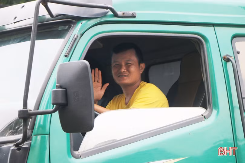 “Người vận chuyển miễn phí” giữa mùa lũ dữ ở Hà Tĩnh