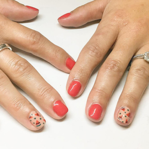 12 mau mong mang ca mua he thu be lai tren nhung ngon tay xinh