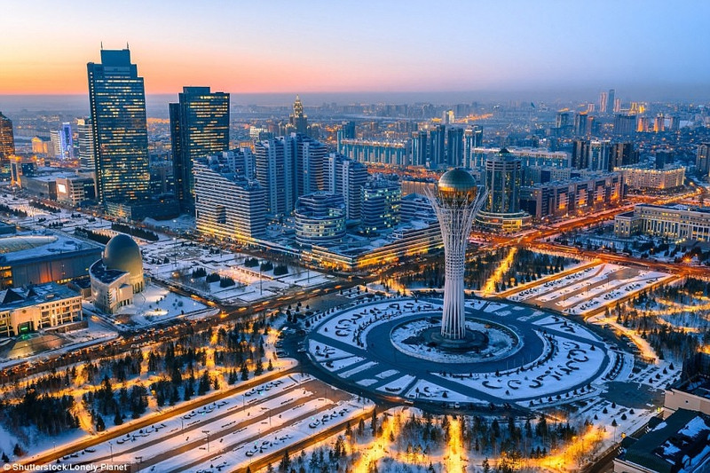 Astana, Kazakhstan: Sau khi bay qua vùng thảo nguyên trải dài dường như vô tận của Kazakhstan, thành phố Astana hoa lệ đột nhiên xuất hiện. Cả thành phố tựa như một bức tranh bằng kính và thép với những tòa nhà chọc trời và các khu phố hiện đại. Từ tháng 6-9/2017, Astana đăng cai tổ chức triển lãm thế giới với chủ đề năng lượng tái tạo. Bắt đầu từ năm 2017, công dân của 45 quốc gia và vùng lãnh thổ trên thế giới có thể du lịch đến Kazakhstan 30 ngày mà không cần visa. Hệ thống giao thông đường sắt đô thị trên cao cùng mạng lưới xe buýt công cộng được ra mắt năm 2017 sẽ khiến cho chuyến thăm thành phố dễ dàng hơn. Ảnh: Shutterstock/Lonely Planet. 10 diem den dang mo uoc nhat nam 2017