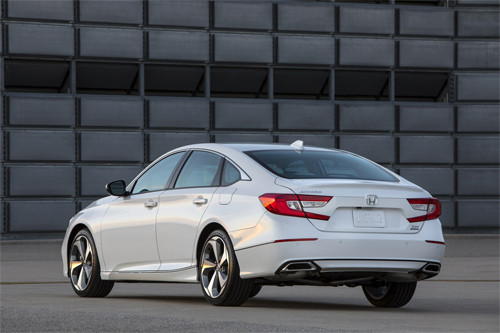 Thiết kế mới cho cánh gió tích hợp trên nắp cốp, đèn hậu LED. honda accord 2018 thay doi toan dien doi thu camry moi