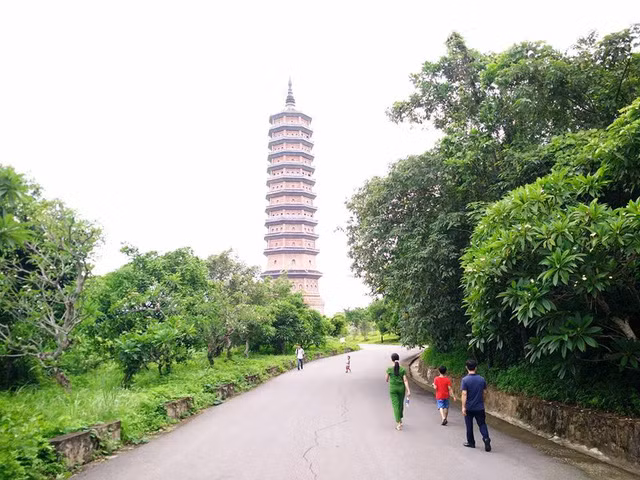 toan canh ngoi chua lon nhat viet nam nhin tu do cao 100m