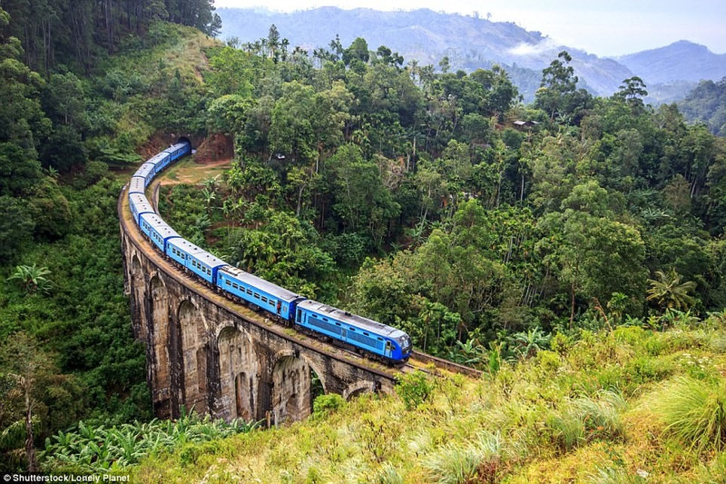 Hill Country, Sri Lanka: Đi tàu lửa để thăm danh lam thắng cảnh Hill Country huyền diệu và thoát khỏi khí hậu ẩm ướt là một trải nghiệm nên thử khi đến Sri Lanka. Hill Country có các công trình Phật giáo linh thiêng và các vườn thực vật, những ngọn đồi chè xanh tươi tốt. Ảnh: Shutterstock/Lonely Planet. 10 diem den dang mo uoc nhat nam 2017