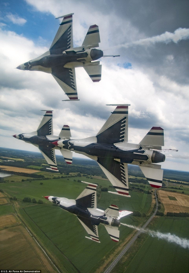 phi doi thunderbirds cua my pho dien tren bau troi anh