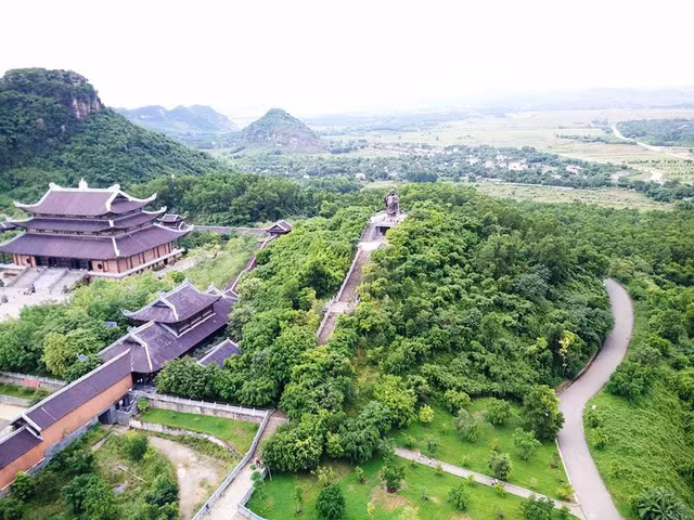 toan canh ngoi chua lon nhat viet nam nhin tu do cao 100m