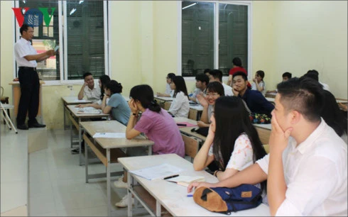 Nhiều trường đại học nhận hồ sơ xét tuyển bằng mức điểm sàn (ảnh minh họa) thi sinh can phan biet ro diem nhan ho so khac diem trung tuyen