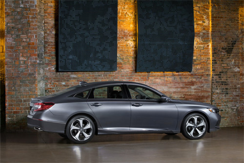 Accord mới dài hơn và rộng hơn chút ít so với thế hệ cũ. honda accord 2018 thay doi toan dien doi thu camry moi