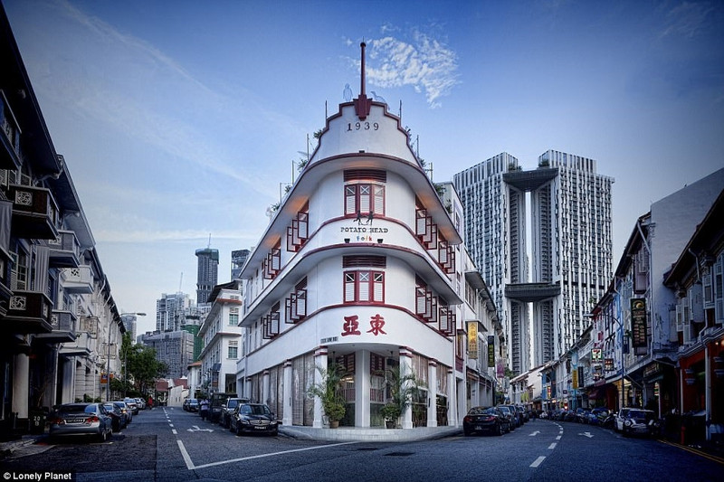 Keong Saik, Singapore: Keong Saik là phố cổ nằm trong khu Chinatown nổi tiếng của Singapore. Bạn sẽ khám phá được đằng sau những tòa nhà có kiến trúc đẹp mắt là những điểm ăn uống nổi tiếng nhất của Singapore. Mỗi món ăn là sự kết hợp hài hòa của hương vị và phong cách ẩm thực châu Á. Những góc nhìn tuyệt vời trên tầng thượng và quán bar cocktail thanh lịch sẽ khiến bạn lạc lối về. Ảnh: Lonely Plannet. 10 diem den dang mo uoc nhat nam 2017
