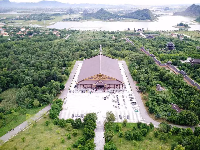 toan canh ngoi chua lon nhat viet nam nhin tu do cao 100m