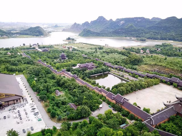 toan canh ngoi chua lon nhat viet nam nhin tu do cao 100m