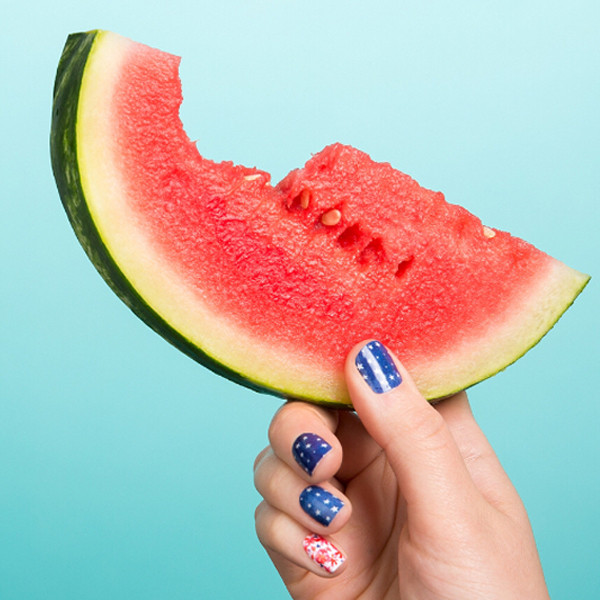 12 mau mong mang ca mua he thu be lai tren nhung ngon tay xinh