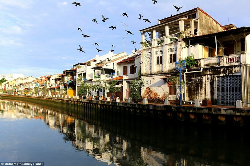 Thành phố Melaka, Malaysia: Việc có tên trong danh sách Di sản Thế giới của UNESCO năm 2008 đã đưa thành phố Mekala vào bản đồ du lịch khu vực Đông Nam Á. Dịch vụ du lịch ở đây cũng theo đó phát triển hơn với các nhà hàng sang trọng, khách sạn boutique. Du khách cũng có thể đi thuyền dọc theo sông Melaka, chiêm ngưỡng những tòa nhà cổ kính, hoặc lên bờ mua sắm trong những trung tâm thương mại cao cấp mới mở. Ảnh: Moment RF/Lonely Planet. 10 diem den dang mo uoc nhat nam 2017