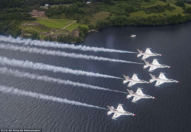 phi doi thunderbirds cua my pho dien tren bau troi anh