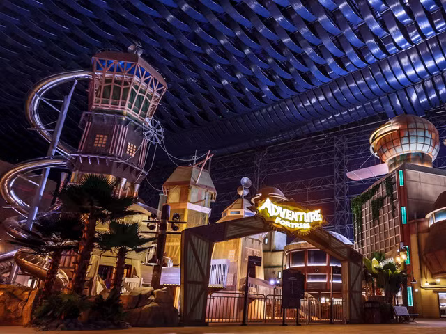 ben trong cong vien giai tri sieu khung tri gia 1 ty usd