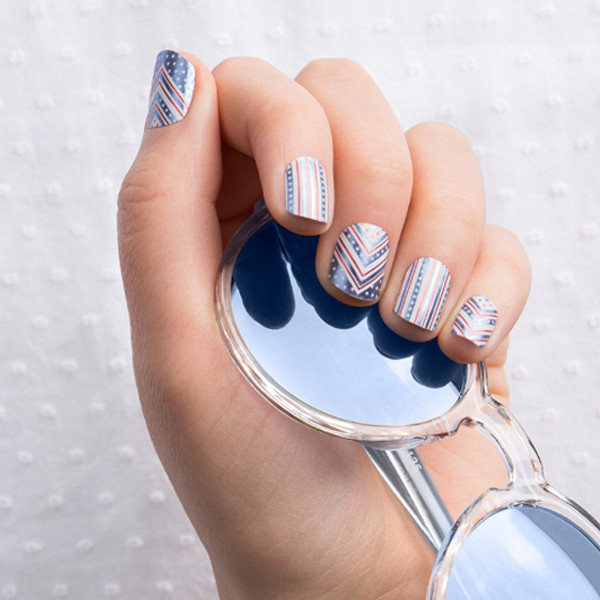 12 mau mong mang ca mua he thu be lai tren nhung ngon tay xinh