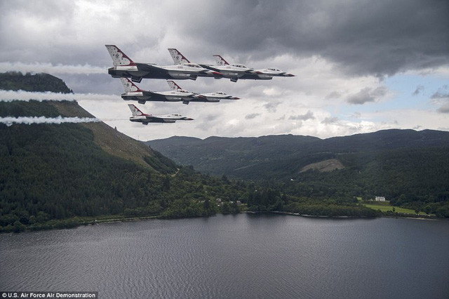 phi doi thunderbirds cua my pho dien tren bau troi anh