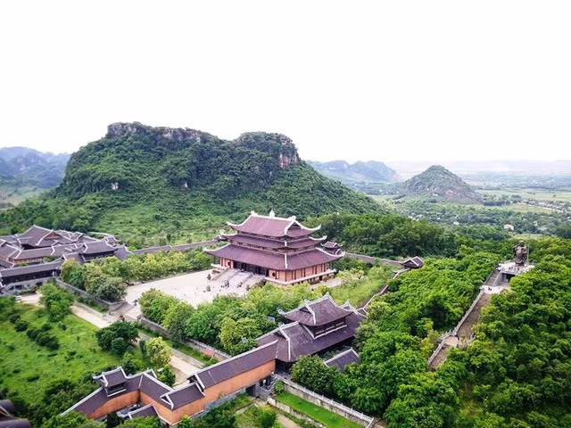 toan canh ngoi chua lon nhat viet nam nhin tu do cao 100m