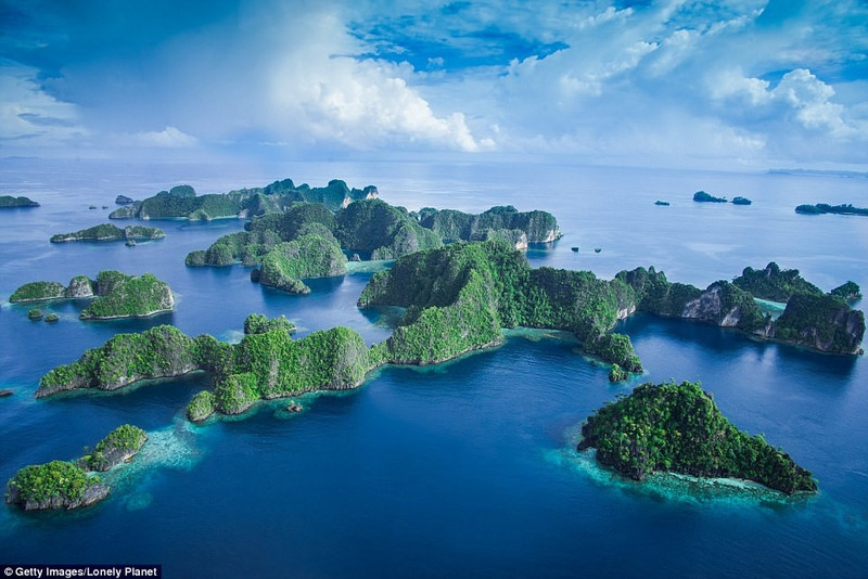 Quần đảo Raja Ampat, Indonesia: Raja Ampat có nghĩa là “vua của các hòn đảo”, được coi là một trong những quần đảo thần tiên nhất của châu Á. Đây là quần đảo gồm 1.500 hòn đảo lớn nhỏ có hình thù lạ mắt, được bao quanh bởi dải cát trắng và rừng cây tươi tốt. Ảnh: Getty Images/Lonely Planet. 10 diem den dang mo uoc nhat nam 2017