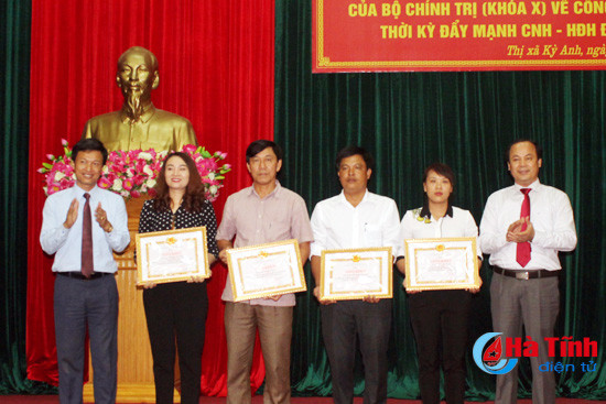 phat huy vai tro vi the cua phu nu vung kinh te trong diem