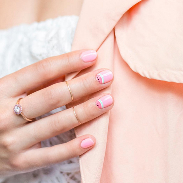 12 mau mong mang ca mua he thu be lai tren nhung ngon tay xinh