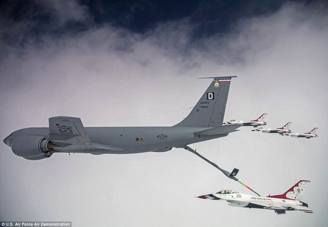 phi doi thunderbirds cua my pho dien tren bau troi anh